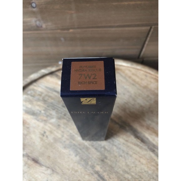 Estee Lauder Futurist Hydra Rescue Moisturizing Makeup Foundation 7W2 1.2 fl oz - Picture 2 of 5